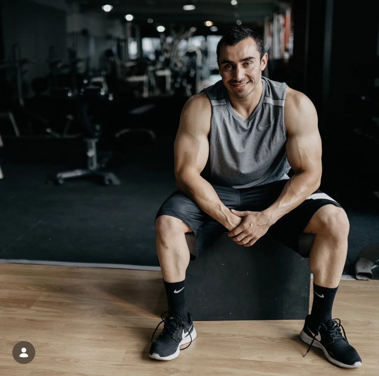 Richi Ayllon sentado y sonriendo en el gimnasio