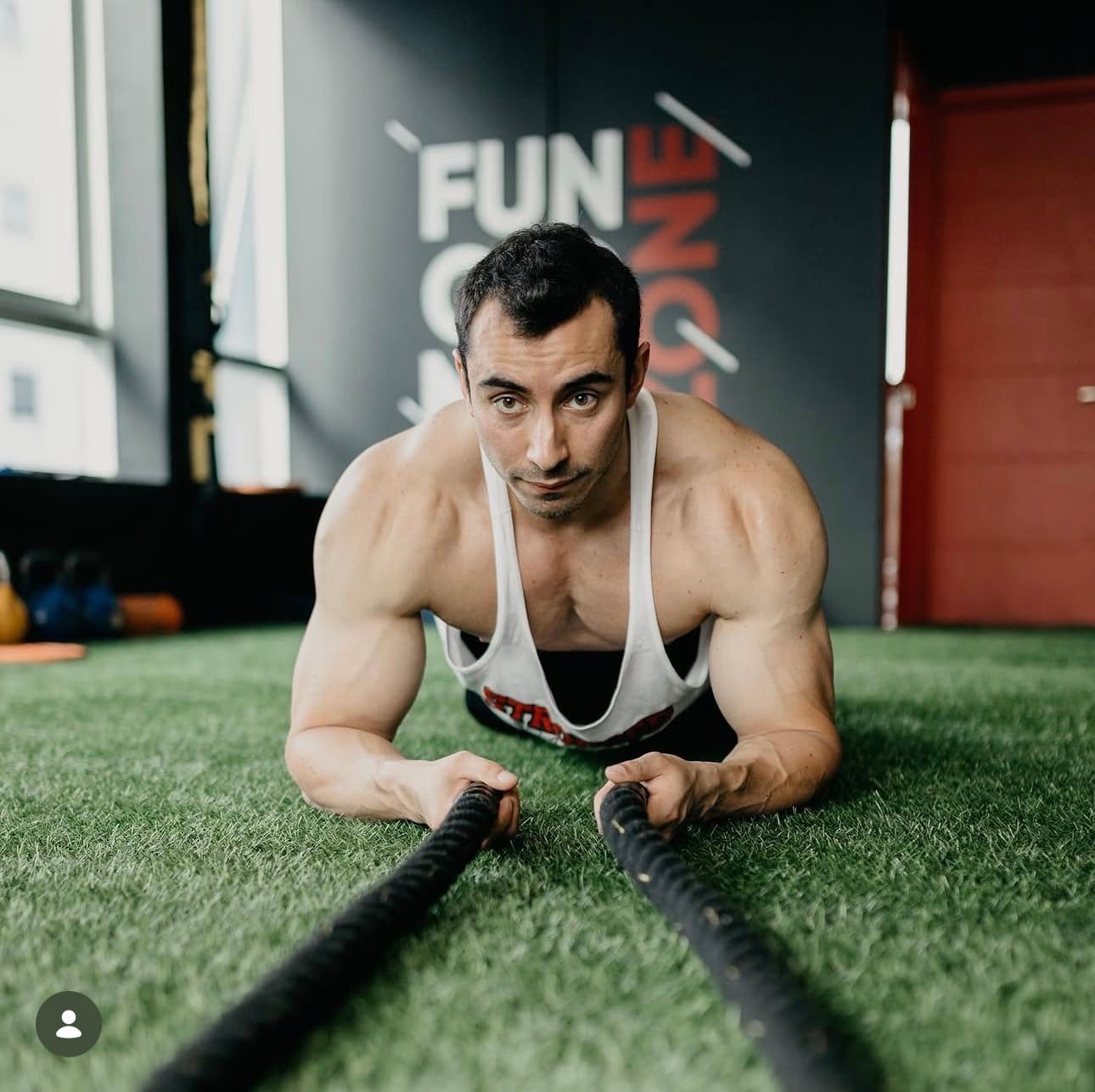 Richi entrenando con cuerdas de batalla
