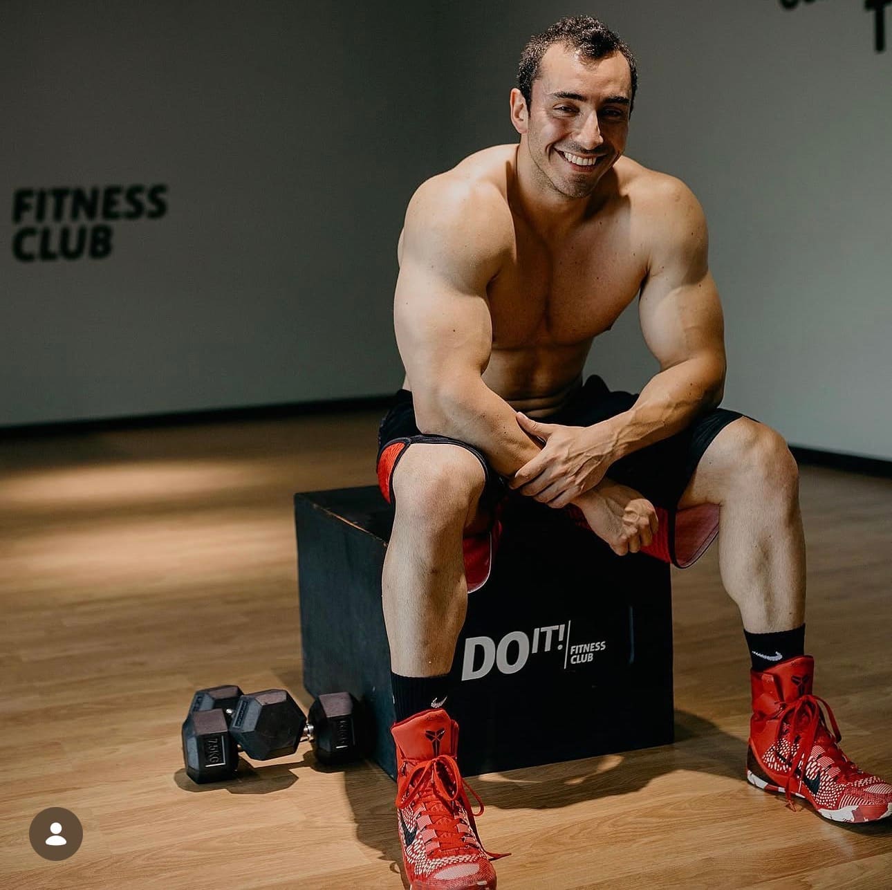 Richi descansando y sonriendo junto a un cajón de entrenamiento