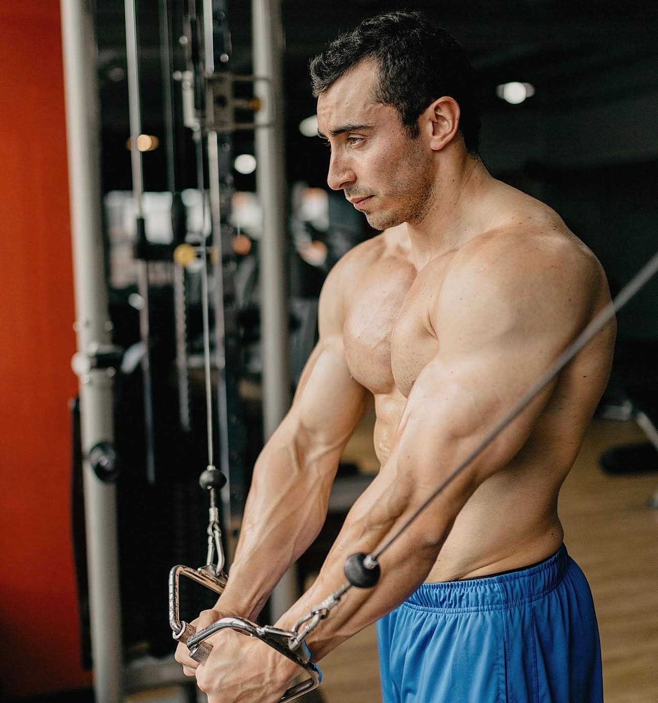 Richi entrenando con poleas en el gimnasio