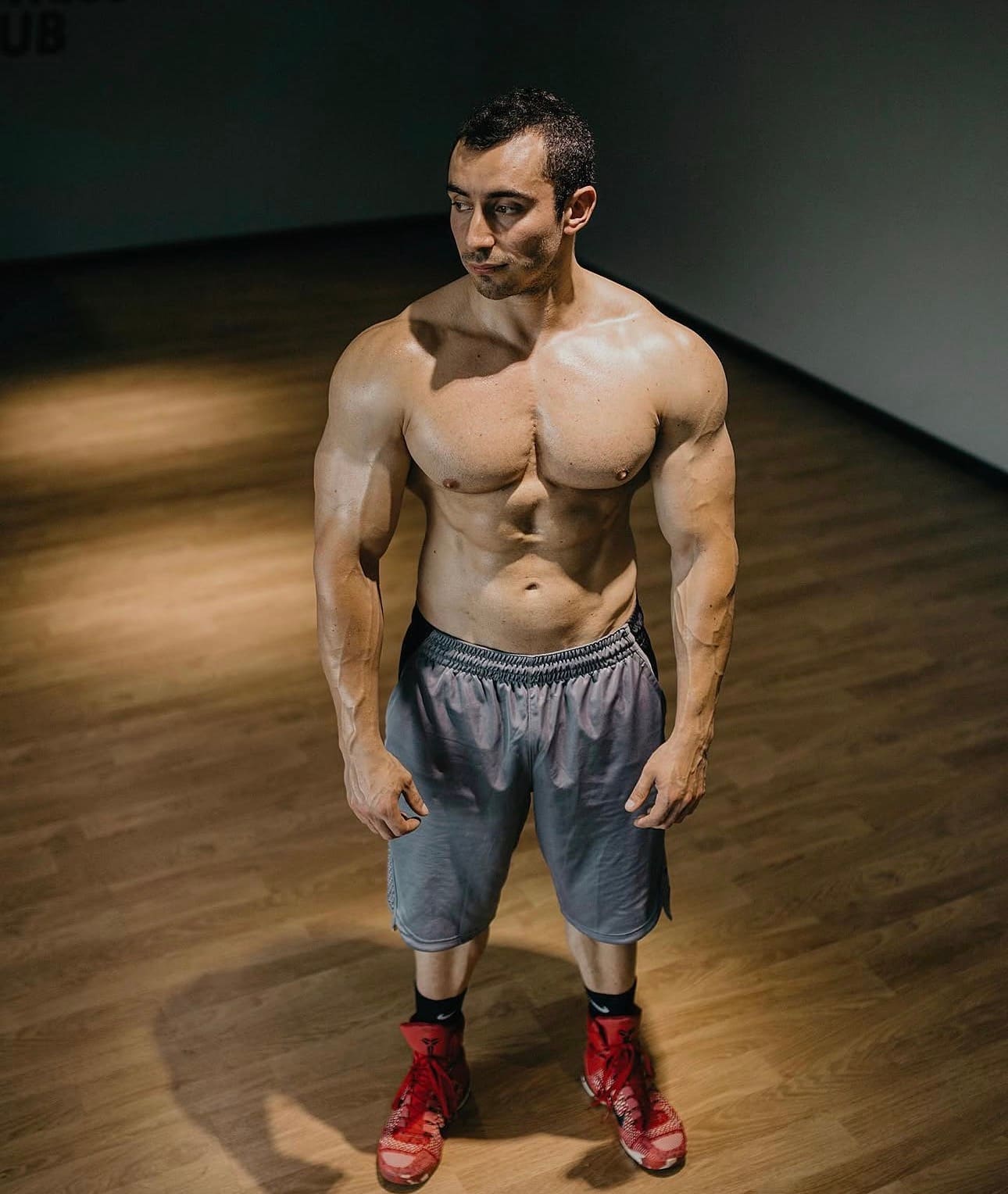 Richi Ayllon en el estudio durante una preparación física