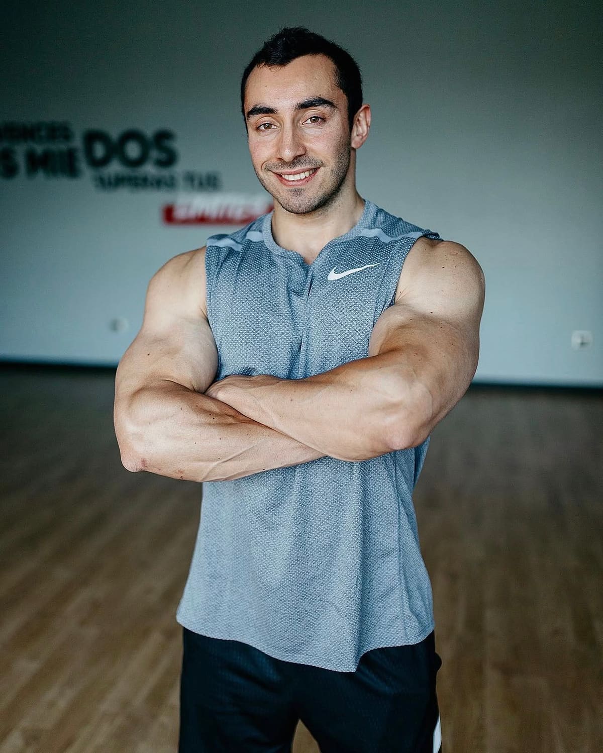Richi Ayllon sonriendo con los brazos cruzados